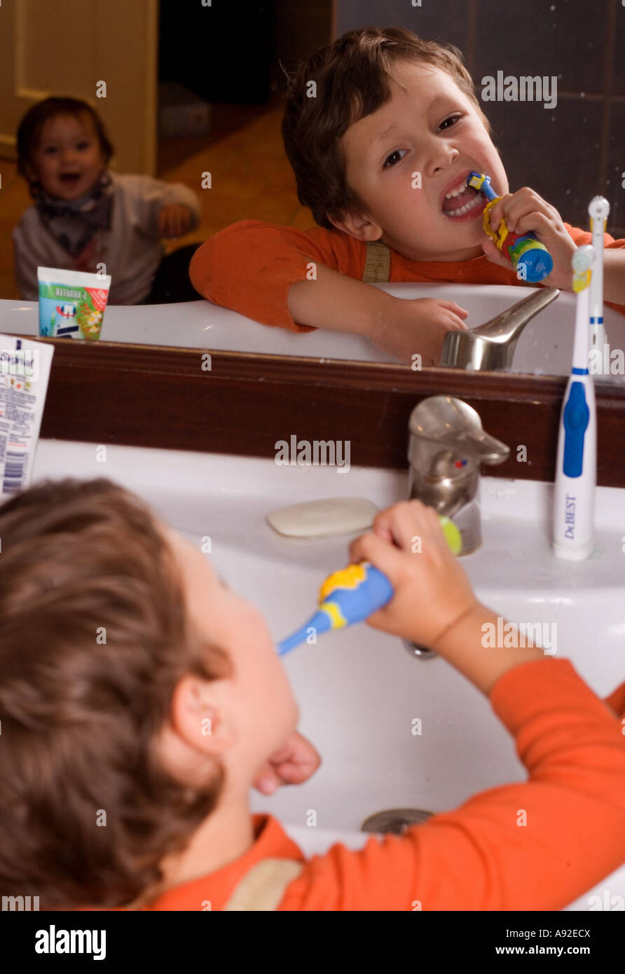 Quattro anni di vecchio ragazzo spazzole i suoi denti Foto Stock