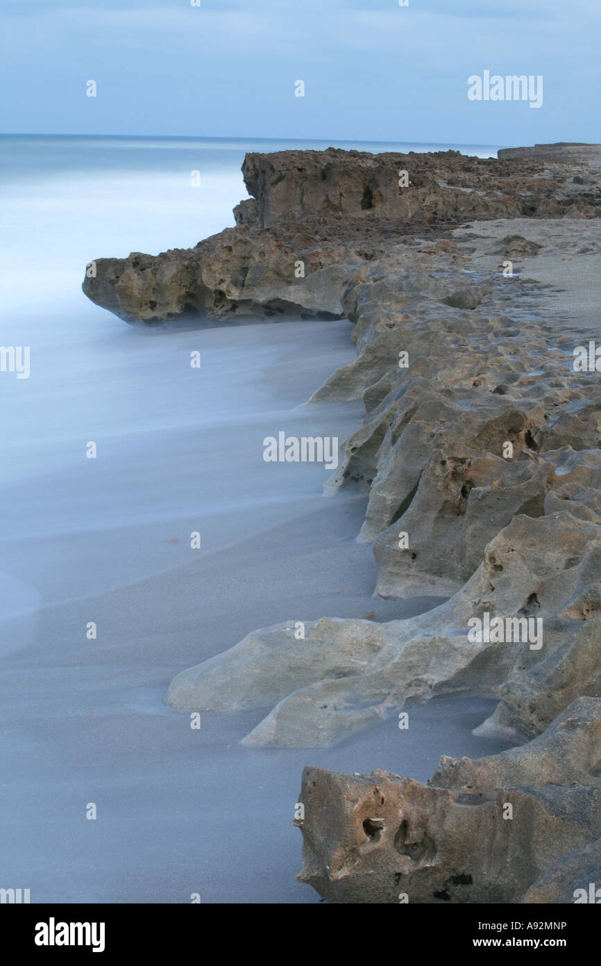 Blowing Rock preservare gli affioramenti calcarei nel surf dell'Oceano Atlantico, Isola di Jupiter, Florida, Stati Uniti d'America Foto Stock