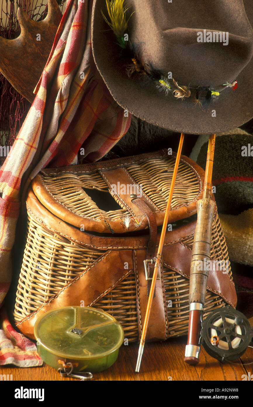 Close-up di attrezzature da pesca e un cappello Foto Stock