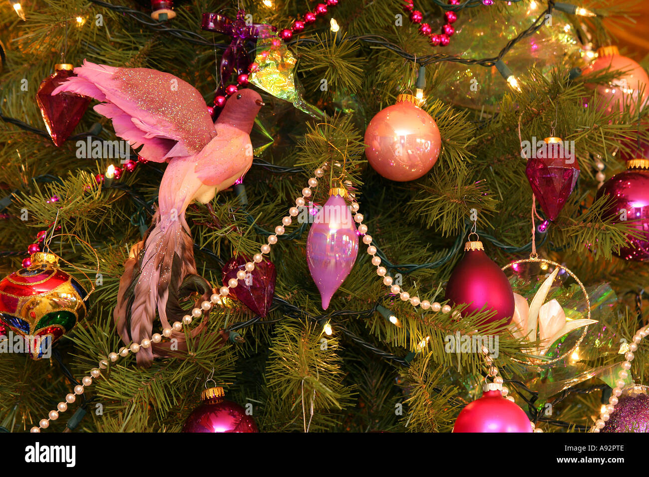 Close-up di ornamenti Natale appeso a un albero di Natale Foto Stock