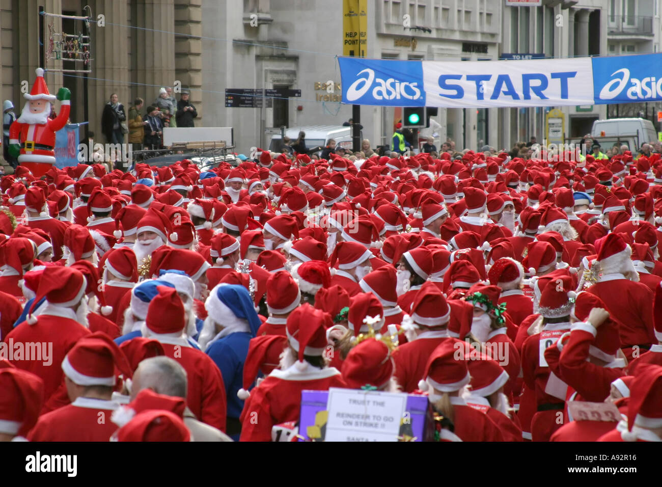 La Santa gara di carità in Liverpool migliaia di Santa è pronto per essere eseguito Foto Stock