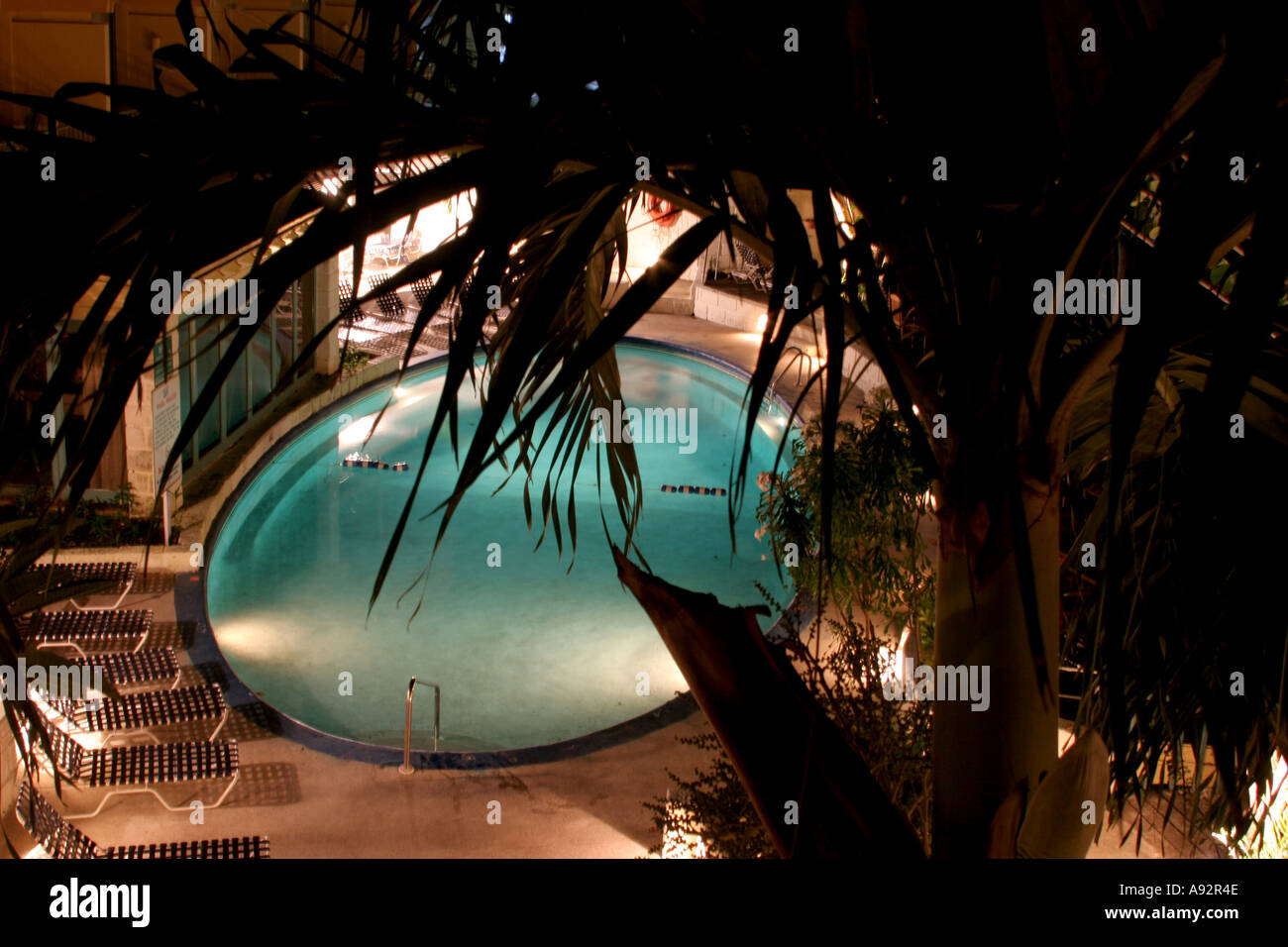 Piscina presso un beach resort in Barbados di notte Foto Stock