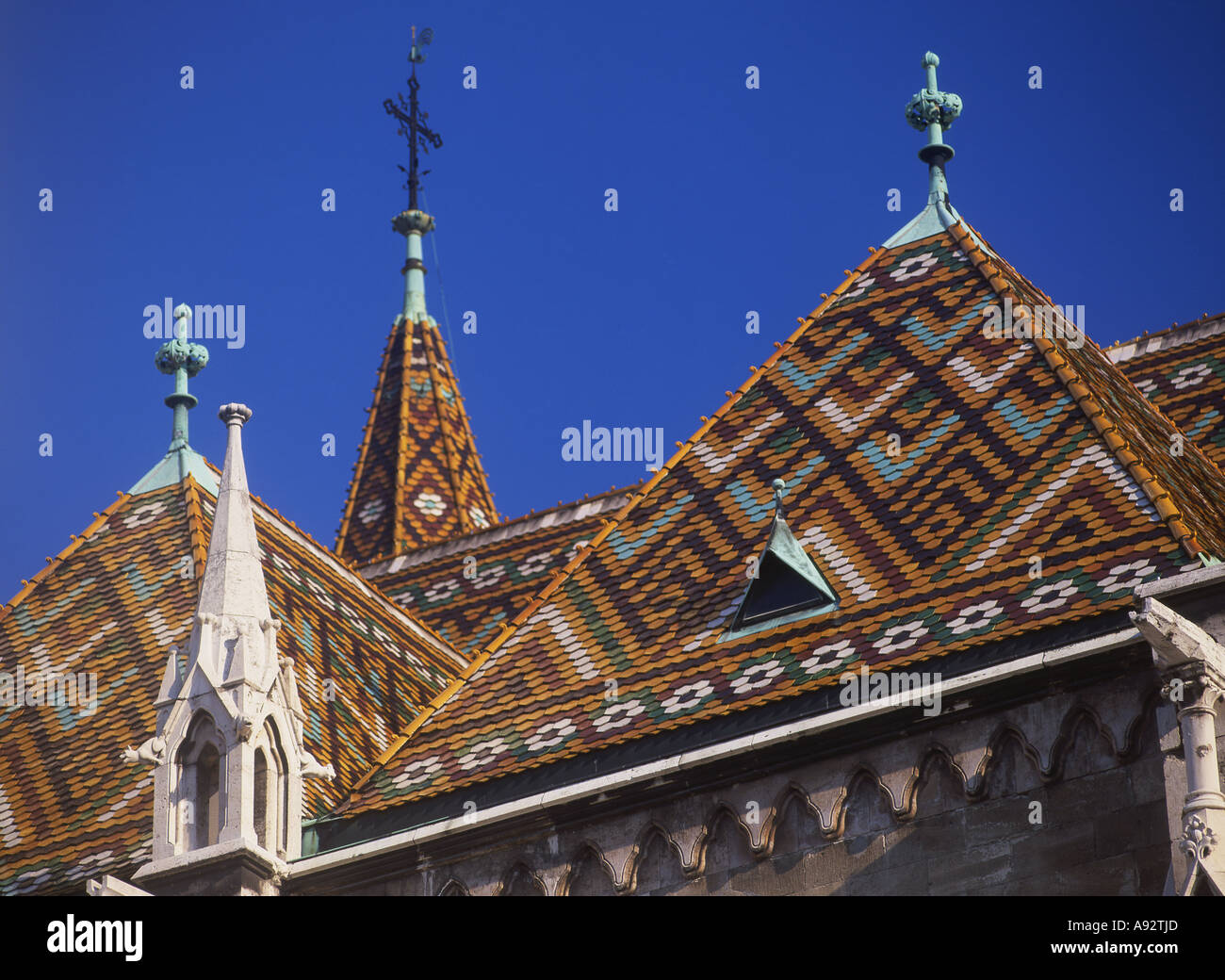 Tetto di tegole di Matyas templom chiesa Buda Budapest Ungheria Foto Stock