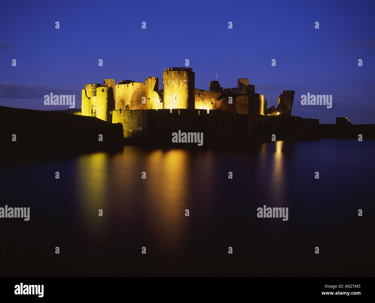 Castello di Caerphilly Visualizza attraverso fossato da ovest di notte South Wales UK Foto Stock