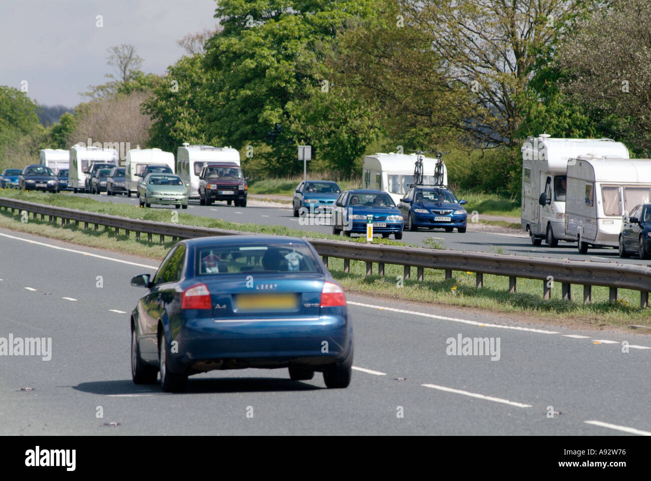 Bank Holiday traffico caravan auto benzina diesel una strada banca vacanza traffico que jam tailback roadrage Road Rage congestione attendere Foto Stock