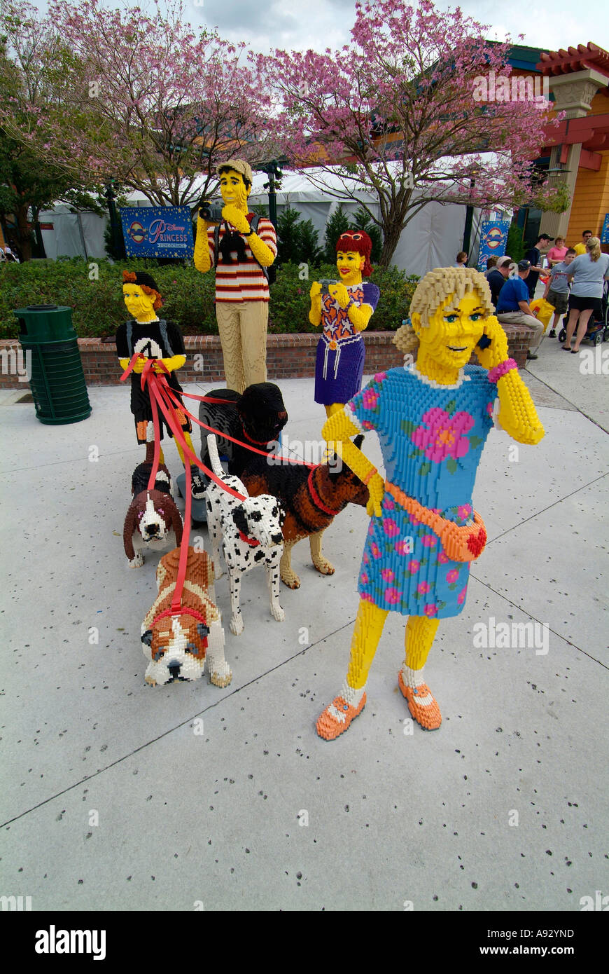 Toy Lego blocco di plastica statua figure a Downtown Disney Marketplace Foto Stock