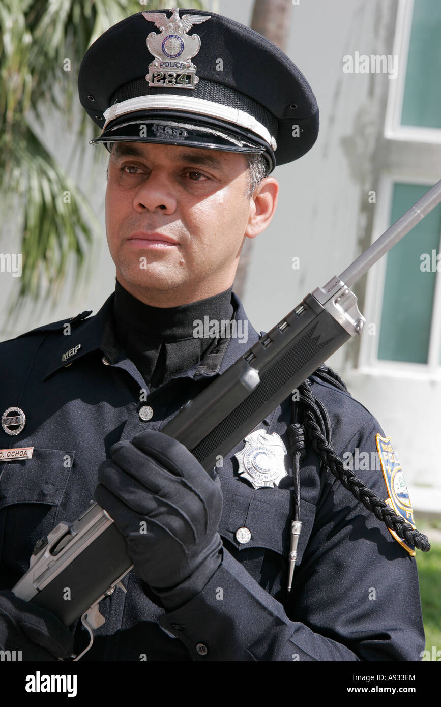 Miami Beach Florida, quartier generale della polizia, Memorial Day Service, solenne, guerra, militare, cerimonia, uomo ispanico maschio, guardia colore, pistola, FL070528008 Foto Stock