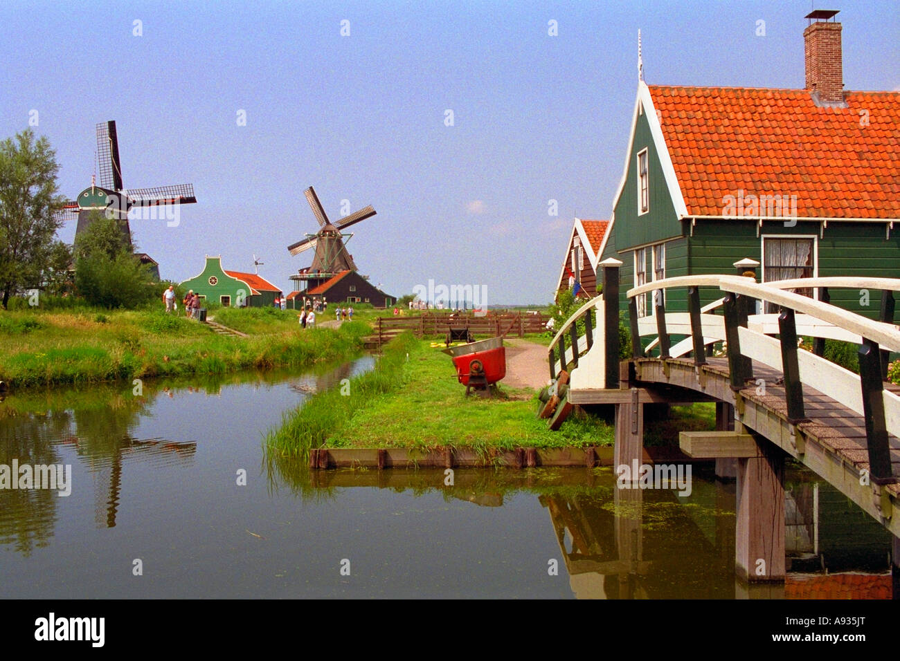 Holland Olanda Zaanse Schans mulini a vento vecchie case e il ponte sul canale. JMH0046 Foto Stock