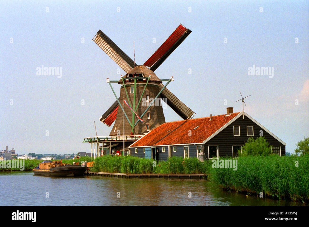 Holland Olanda Zaanse Schans Windmill accanto al canale. JMH0055 Foto Stock