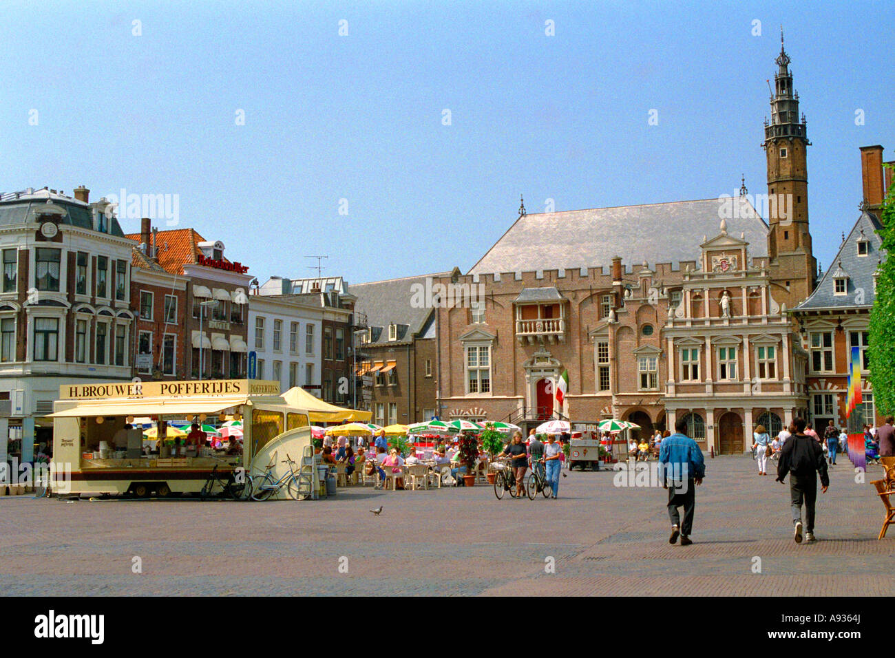Holland Olanda Haarlem la Piazza del Mercato con il Municipio Grote Markt incontrato Stadhuis e stand Poffertjes JMH0065 Foto Stock