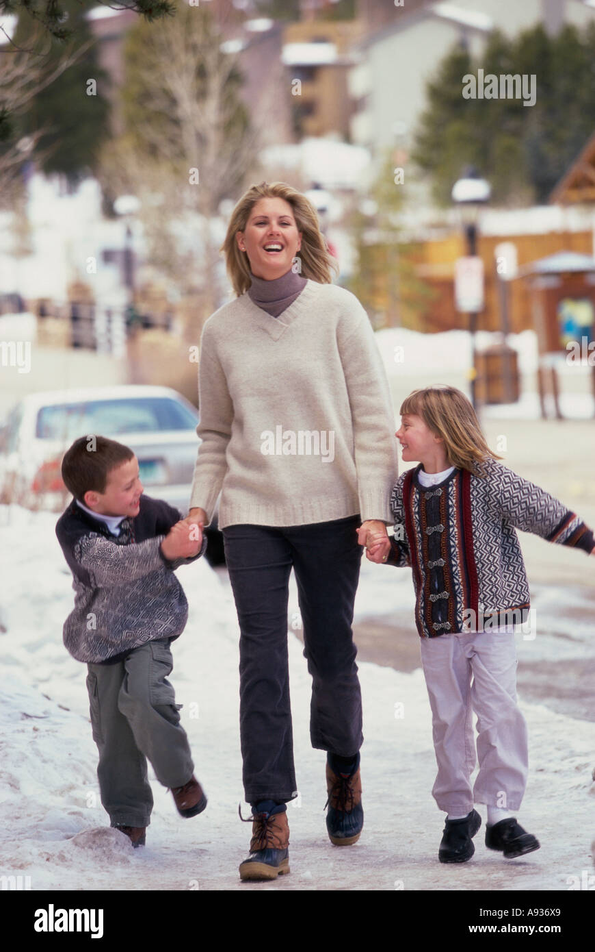 Madre camminare con i suoi due figli Foto Stock