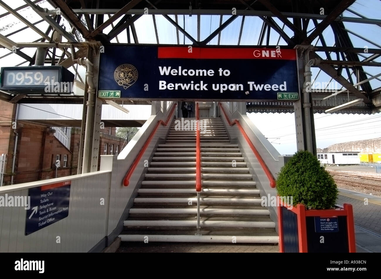 Hotel a Berwick On Tweed stazione che si affaccia verso il Royal ponte di confine Foto Stock