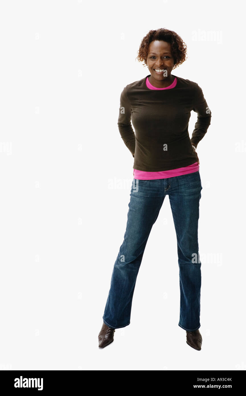 Ritratto di donna africana con le mani dietro la schiena Foto Stock