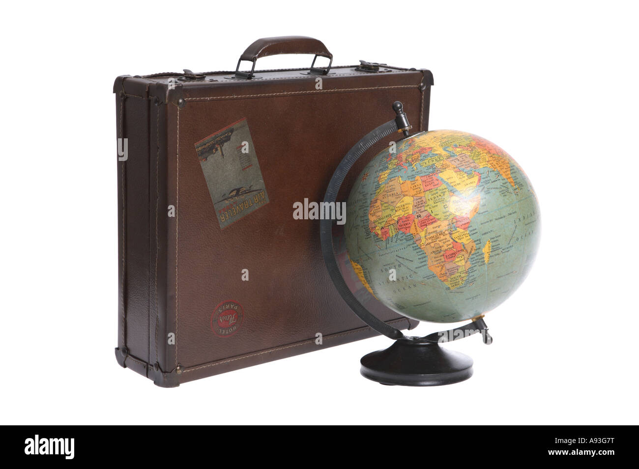 Globo vintage e valigia ritagliata su sfondo bianco Foto Stock