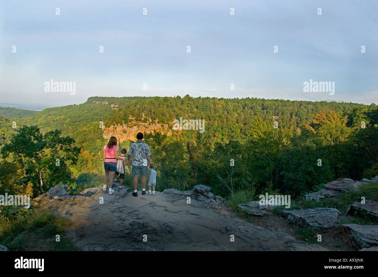 Famiglia guardando la vista delle montagne e foreste da Mather Lodge at Petit Jean State Park Morrilton AR Foto Stock