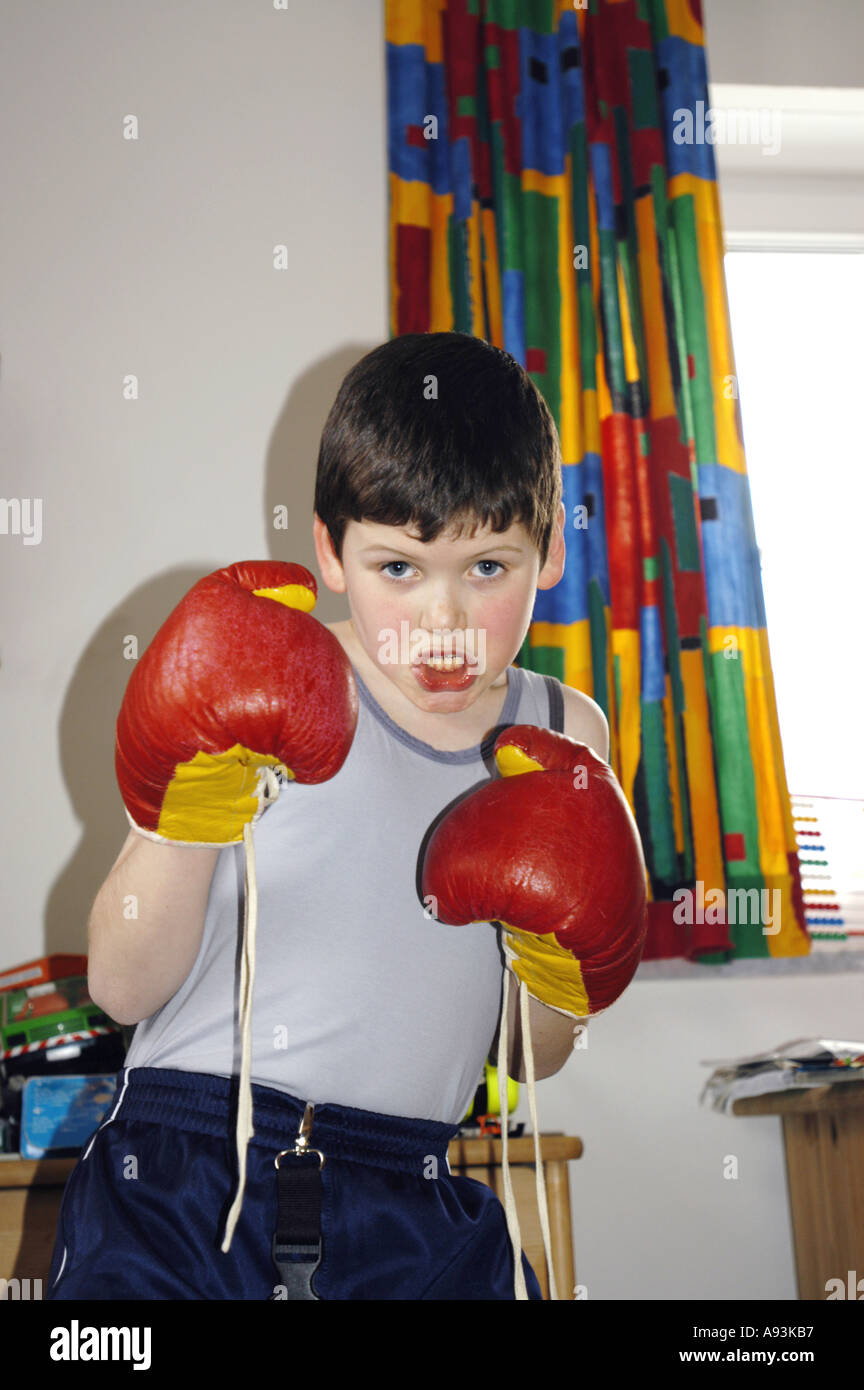 Ragazzo con red guantoni da boxe da 7 anni Foto Stock