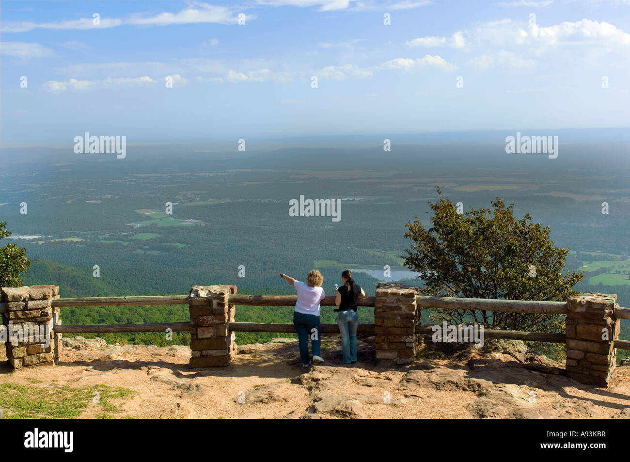 I turisti in cerca di una vista panoramica della Ozark National Forest in Arkansas Foto Stock