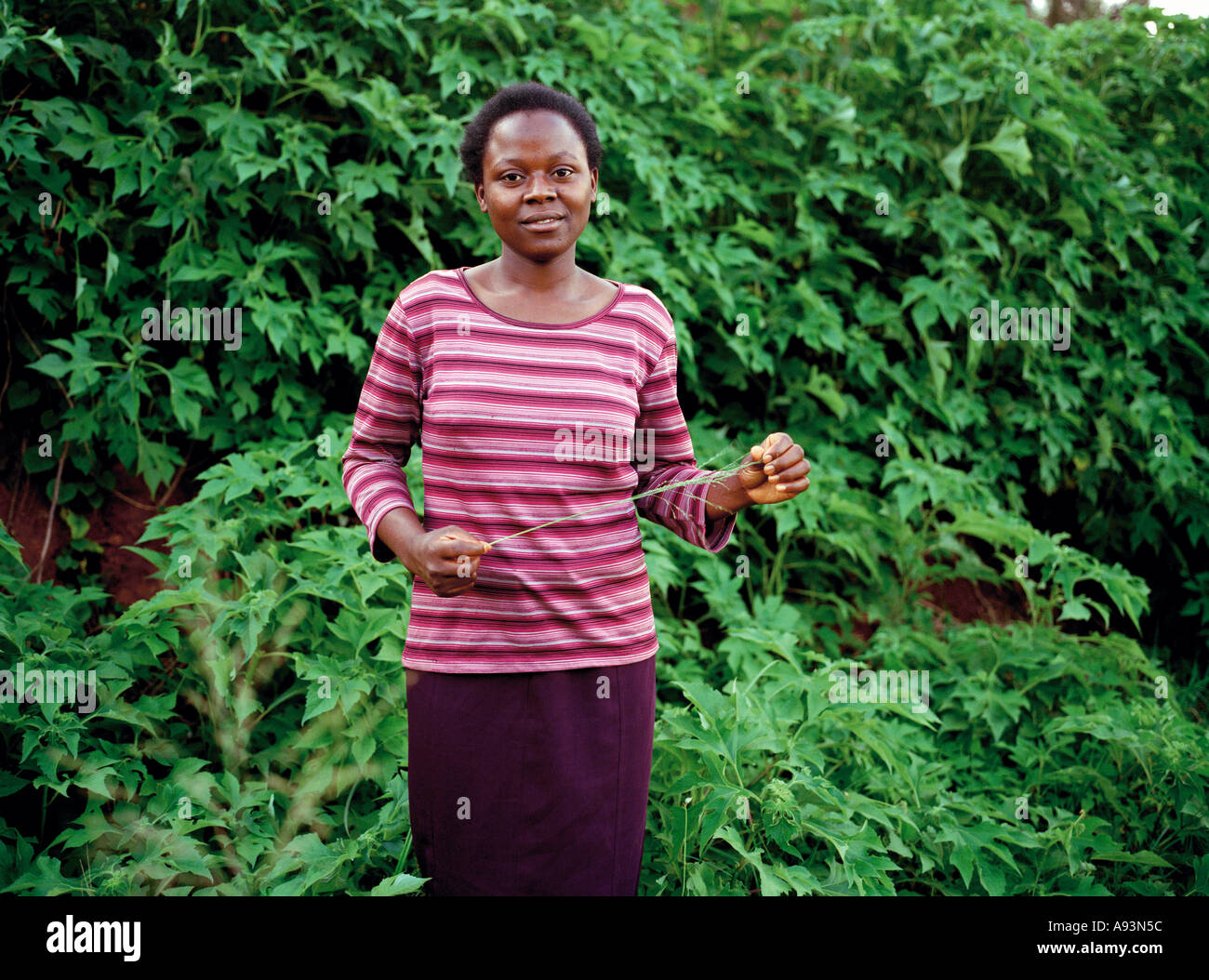 Yvonne Uwabo ruandese di superstite del genocidio del 1994 svolto nel primo womens partita di rugby in Africa orientale nel 2005 Foto Stock