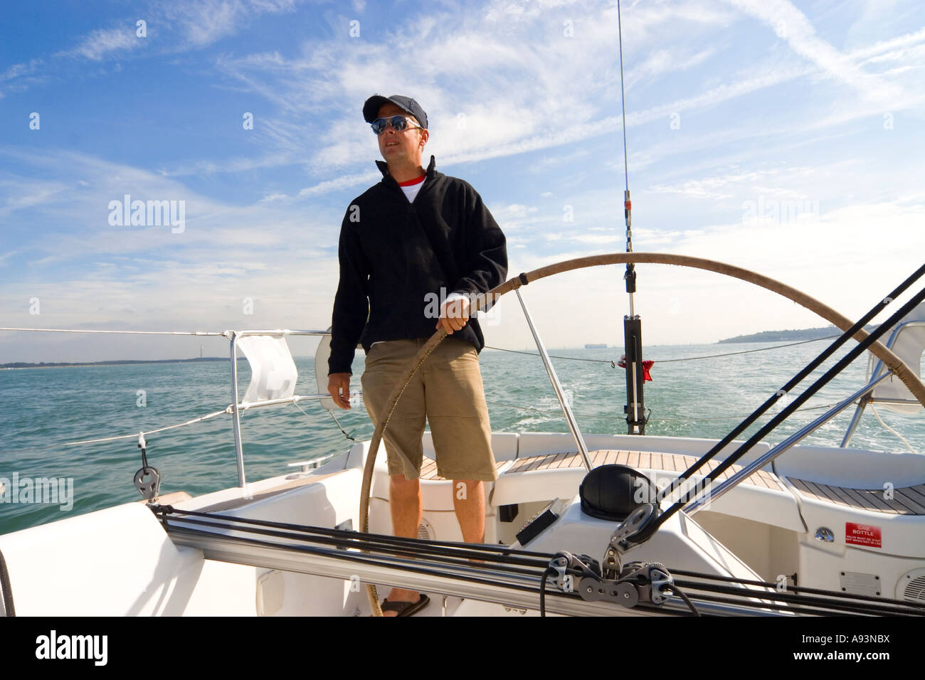 Il comandante di uno yacht prende la ruota Foto Stock