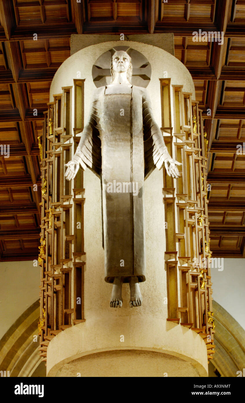 Interior illuminazione architettonica con Cristo in maestà da Jacob Epstein al centro nella Cattedrale di Llandaff Cardiff South Wales UK Foto Stock