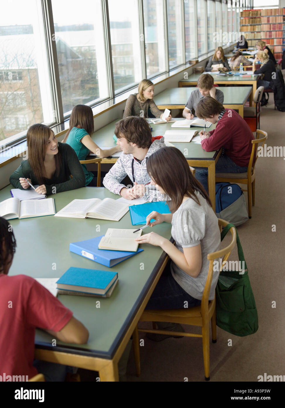 Gli studenti in sala lettura Foto Stock