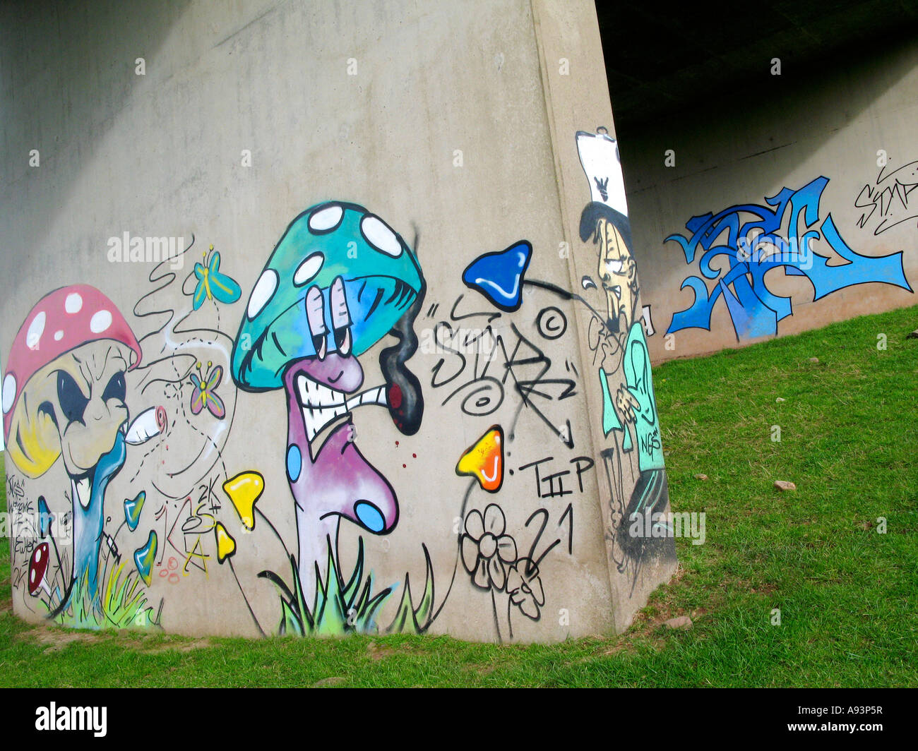 I graffiti sulla struttura a ponte su un4042 a doppia carreggiata a Newport South Wales UK Foto Stock