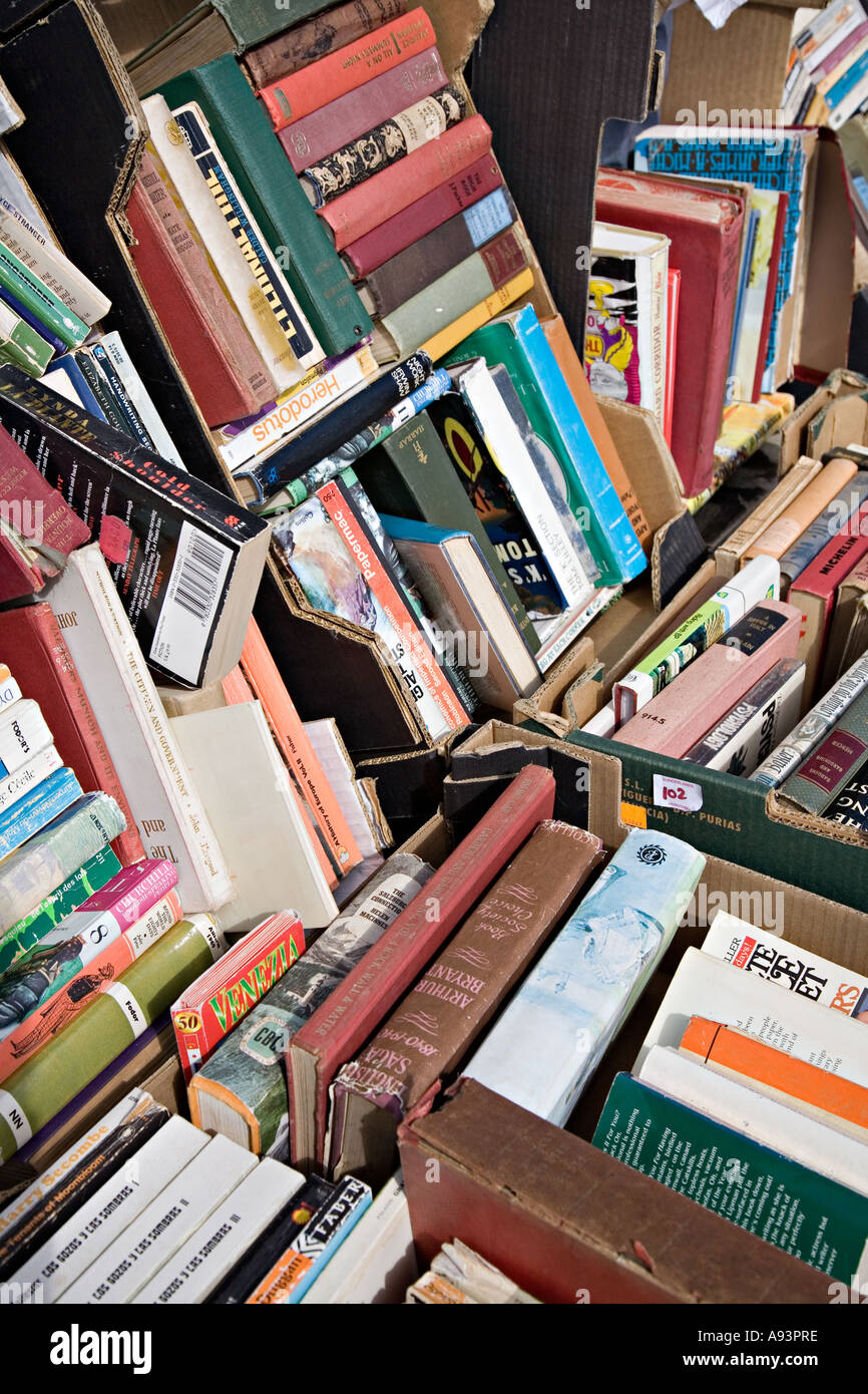 Accozzaglia di libri di seconda mano per la vendita sul mercato Inghilterra stallo REGNO UNITO Foto Stock