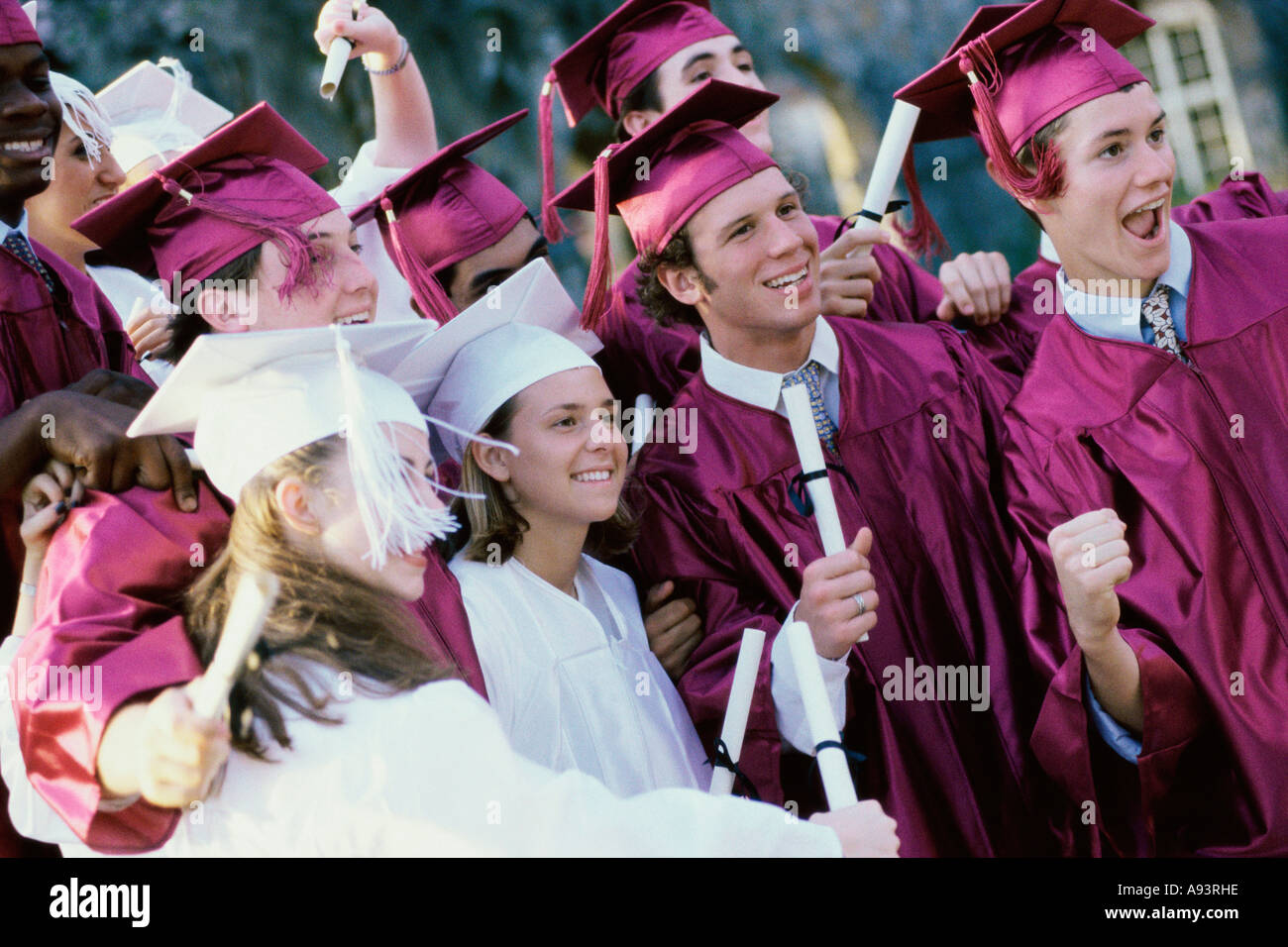 Gruppo di adolescenti celebra laureati Foto Stock