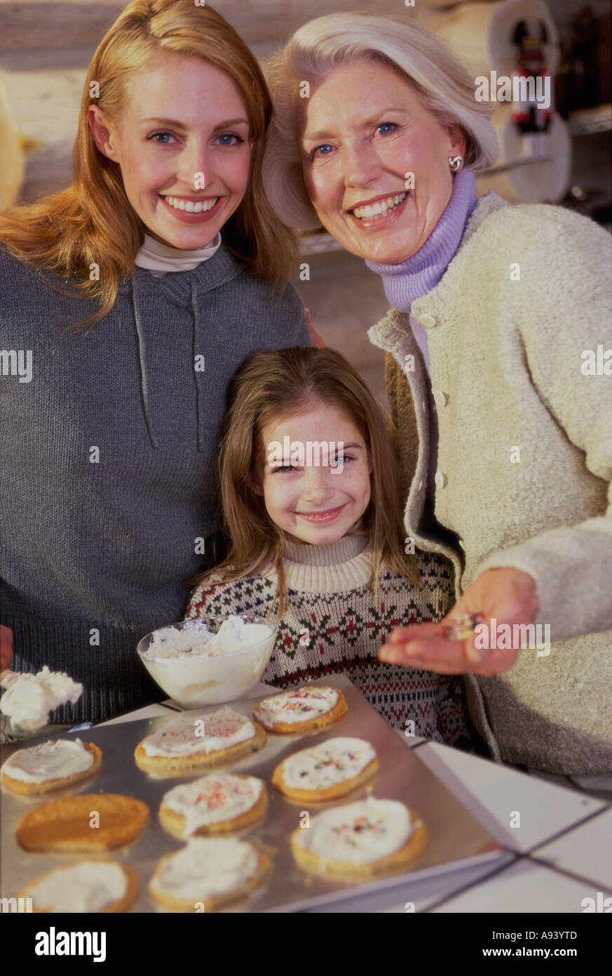 Ritratto di una figlia sorridente con sua madre e nonna Foto Stock