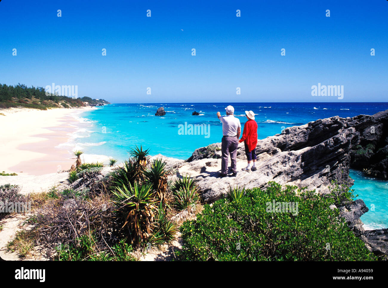 Ritirato coppia senior a bella sabbia rosa Warwick Beach in Bermuda Foto Stock