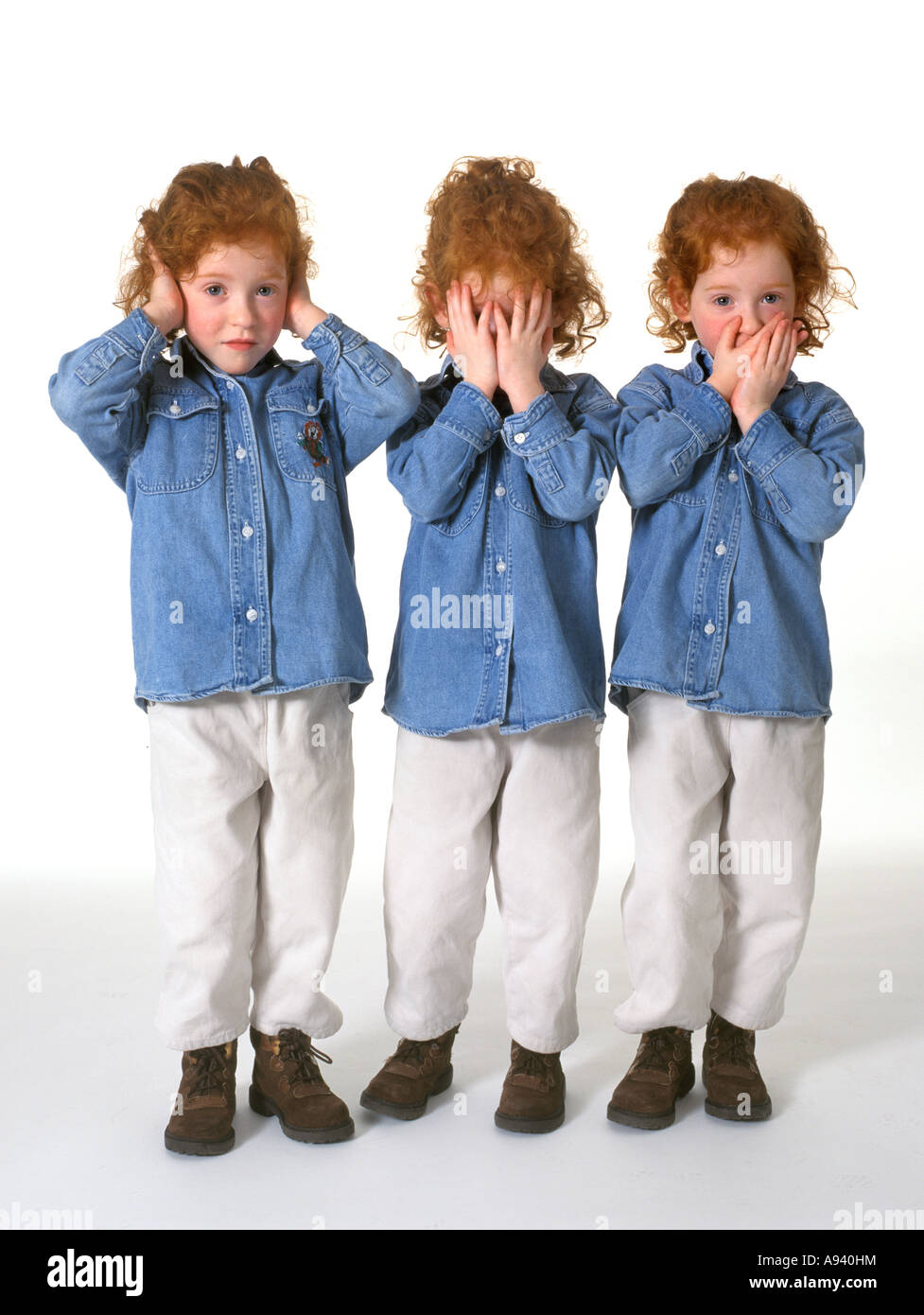 Triplet con capelli rossi agiscono un cieco sordo muto proverbio Foto Stock