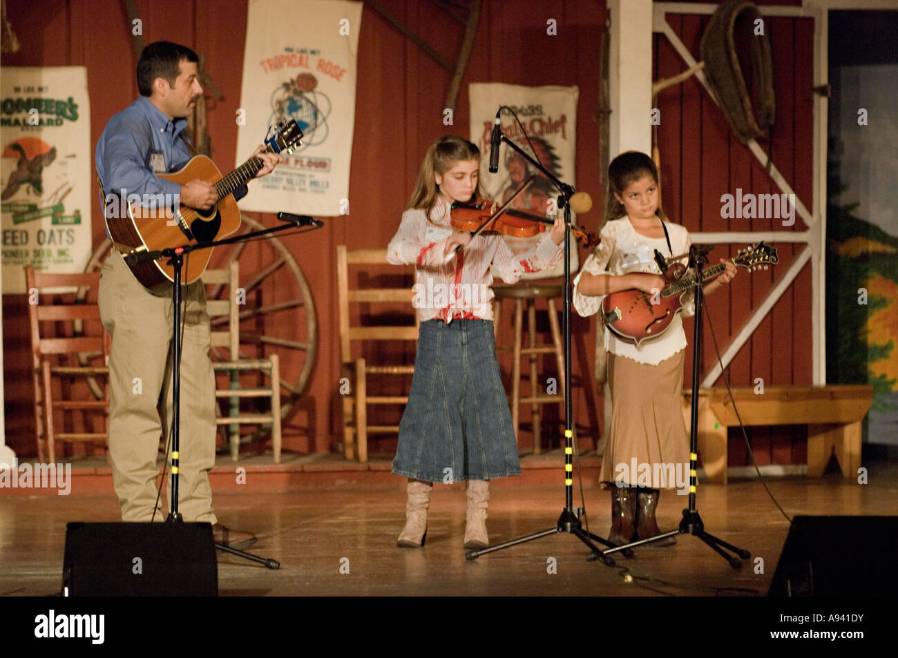 Arkansas bambini che giocano nel concorso di violino a Ozark Centro Folk Mountain View Arkansas Foto Stock