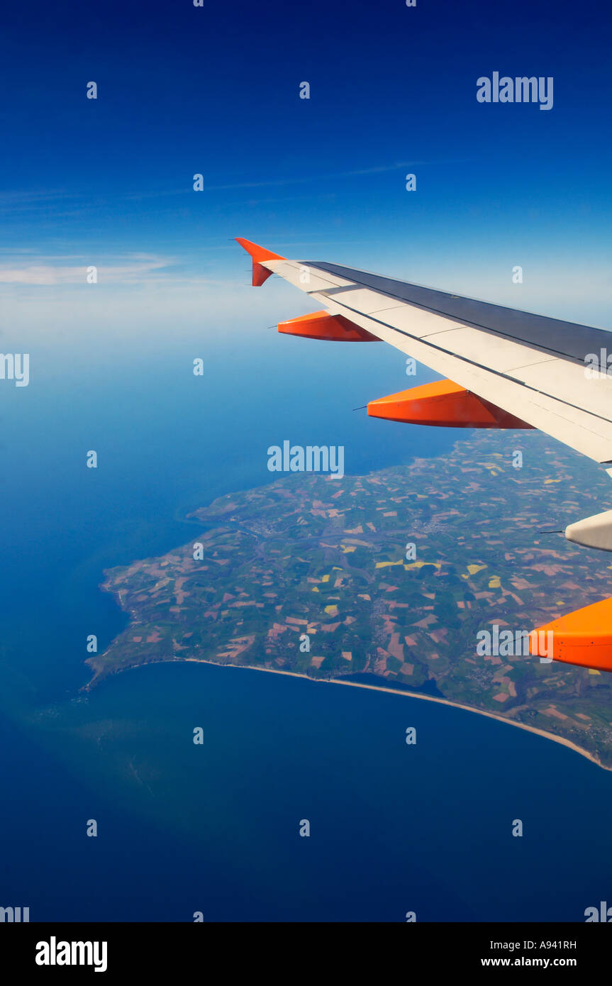 Vista aerea del Lunnacombe Bay, il punto di inizio e iniziare la baia a sud della costa del Devon, in Inghilterra. Dal punto di vista di un aereo passeggeri con la sua ala chiaramente visibile. Foto Stock