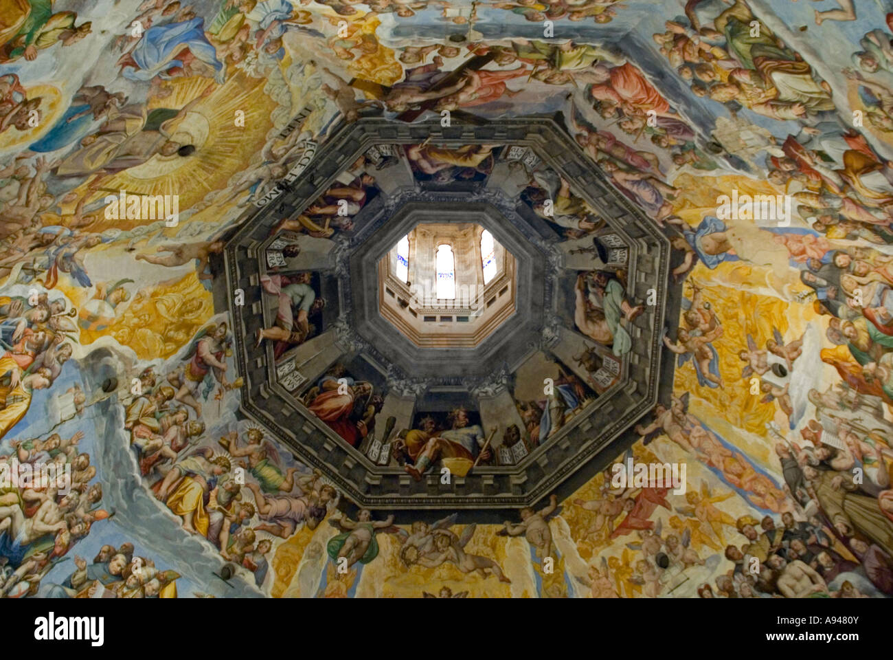 Primo piano dell'affresco della cupola del brunelleschi immagini e