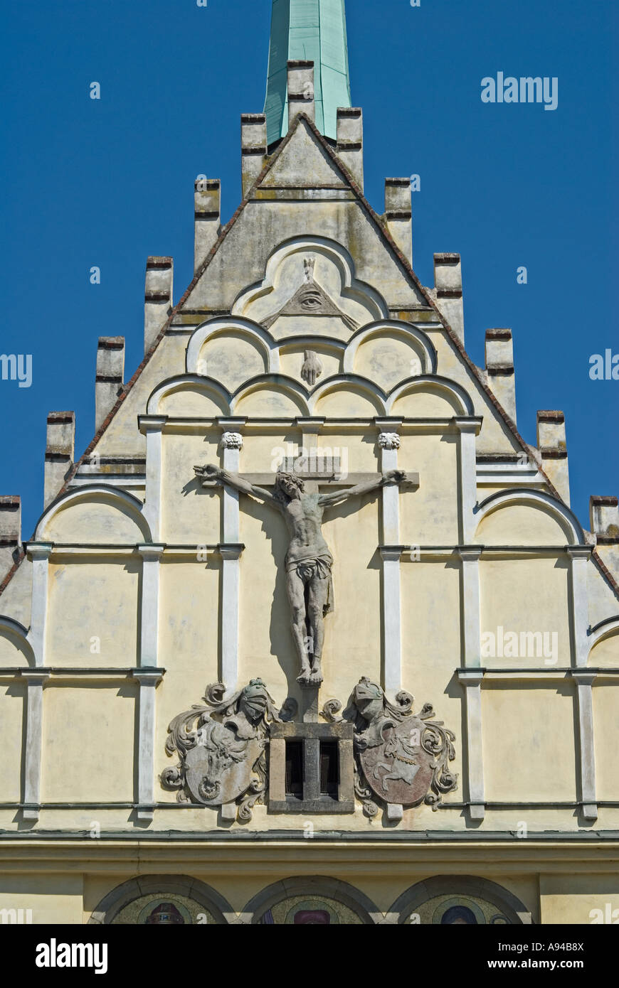 Pardubice, Boemia orientale, Repubblica Ceca. Chiesa di sv Bartolomej (San Bartolomeo) Particolare della facciata Cristo sulla croce Foto Stock