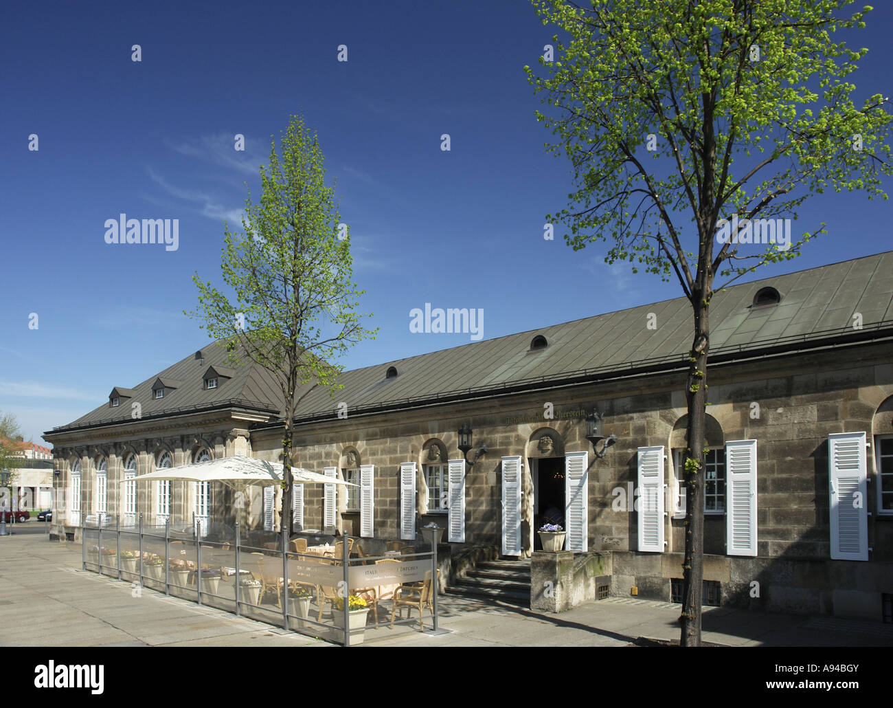 Ristorante Italienisches Doerfchen vicino a Opera e la Hofkirche su Theaterplatz Dresden Germania Foto Stock