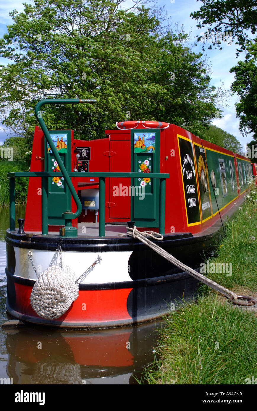 Dipinto luminosamente strette barca ormeggiata sulla Llangollen Canal a Wrenbury Cheshire Foto Stock