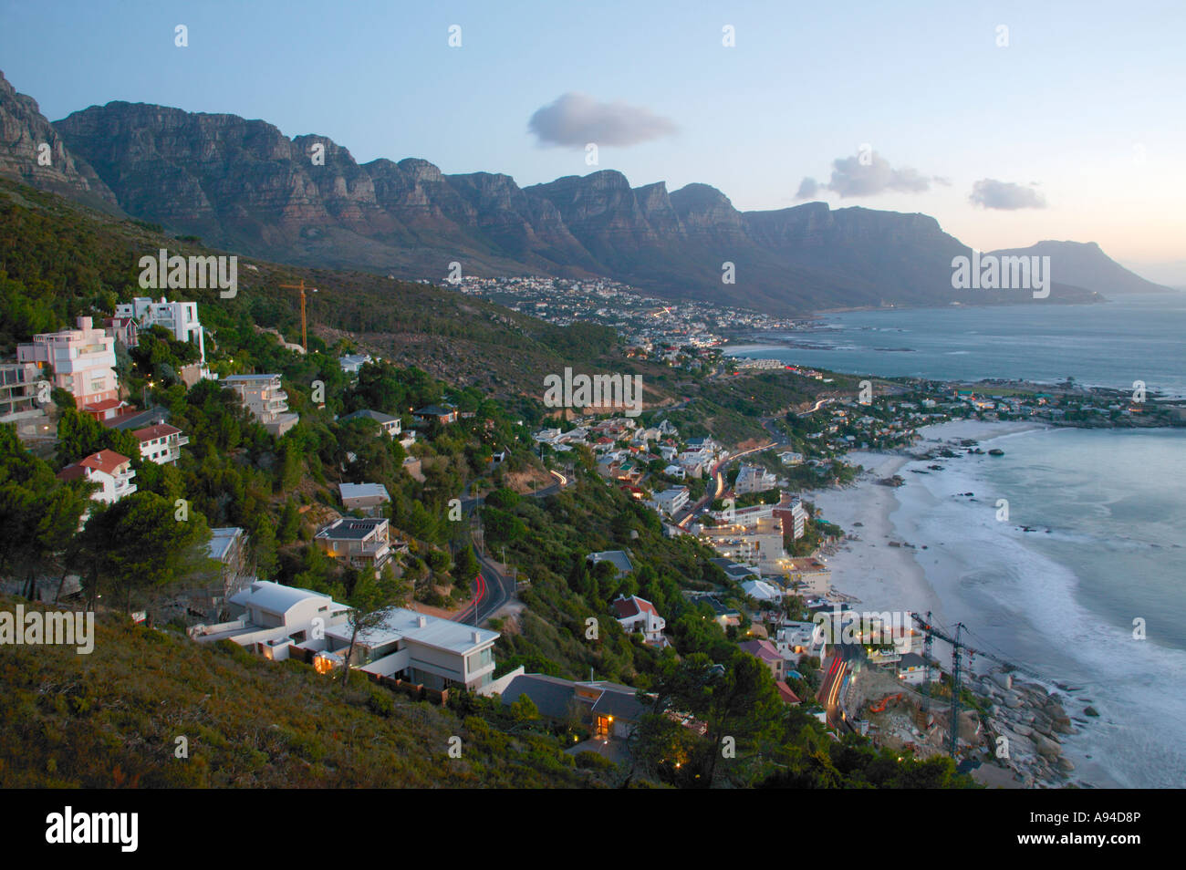 Una vista di Camps Bay e Clifton sobborghi Cape Town Western Cape Sud Africa Foto Stock