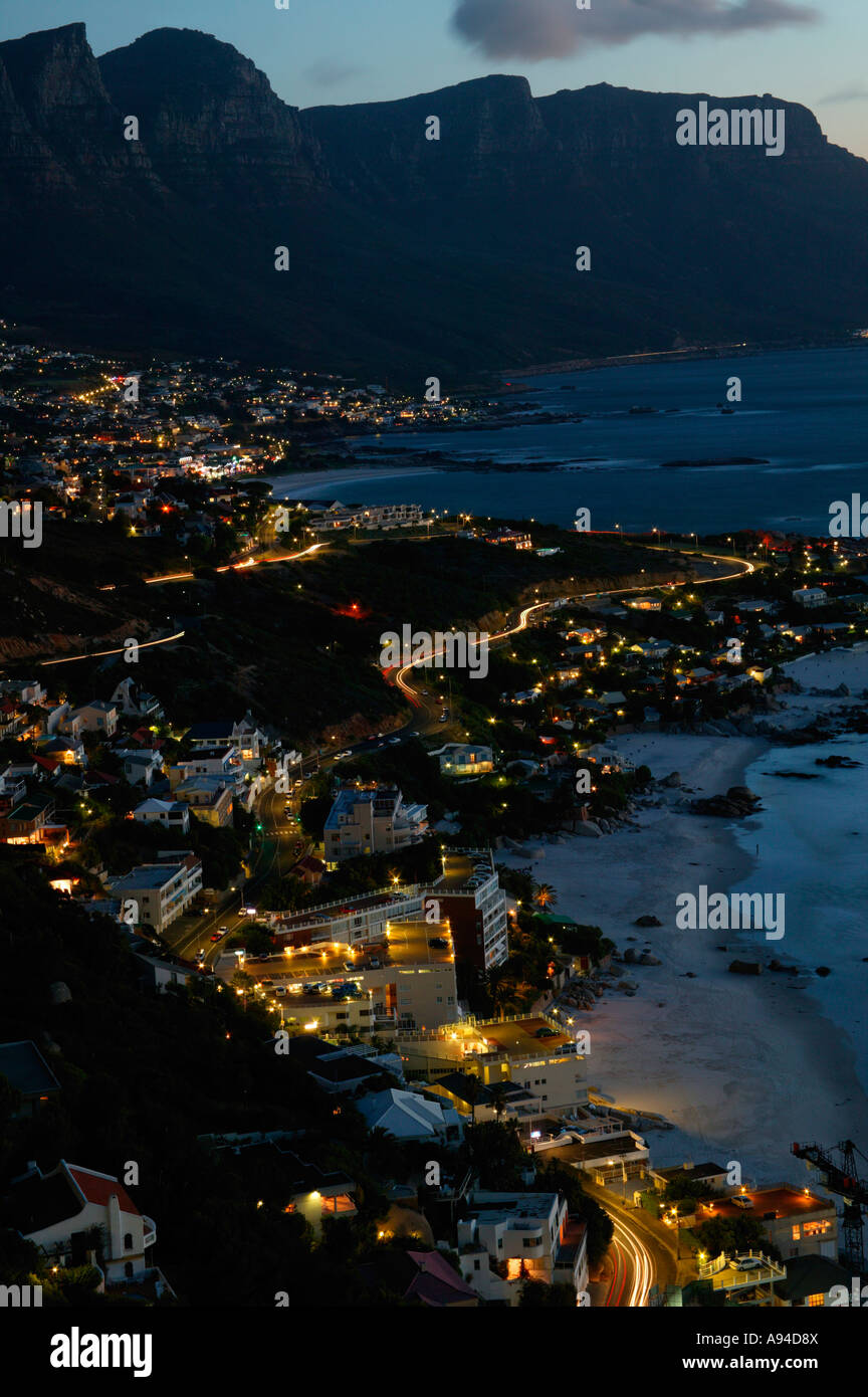 Bantry Bay e Camps Bay visto di notte Cape Town Western Cape Sud Africa Foto Stock