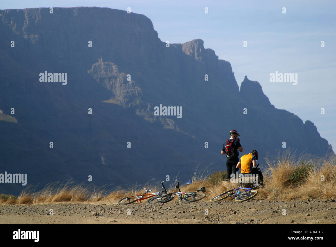 Una coppia di ciclisti in appoggio a lato strada mentre la mountain bike Sani Pass Drakensberg Sud Africa Foto Stock