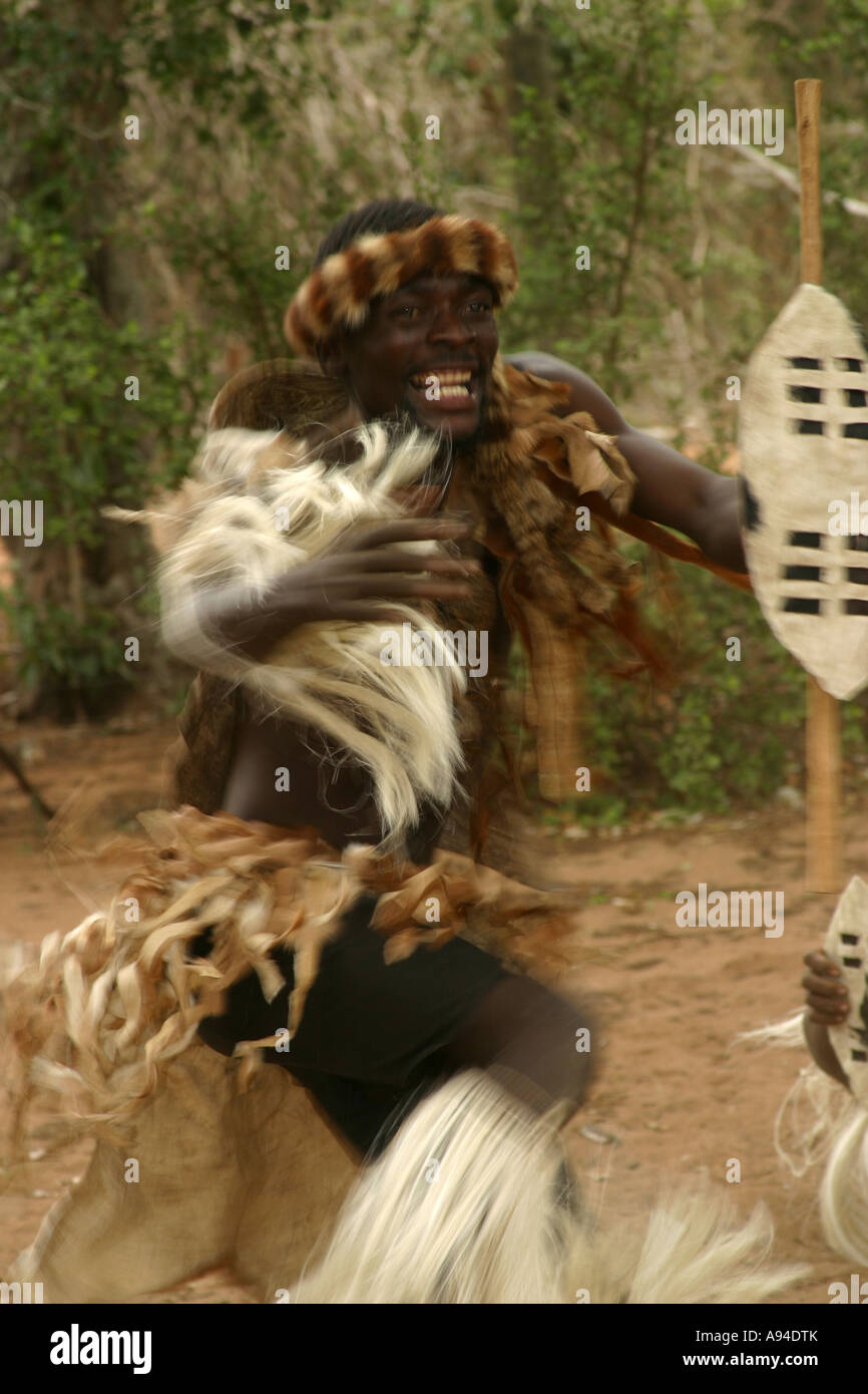 Un maschio di Tonga ballerina vestiti di pelle di animale abito in azione Maputaland Kwazulu Natal Sud Africa Foto Stock