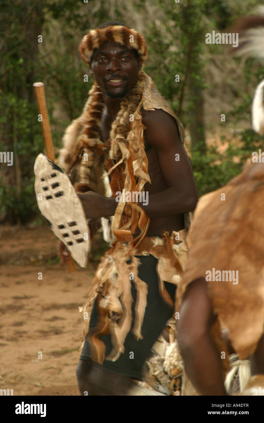 Un maschio di Tonga ballerina vestiti di pelle di animale abito in azione Maputaland Kwazulu Natal Sud Africa Foto Stock