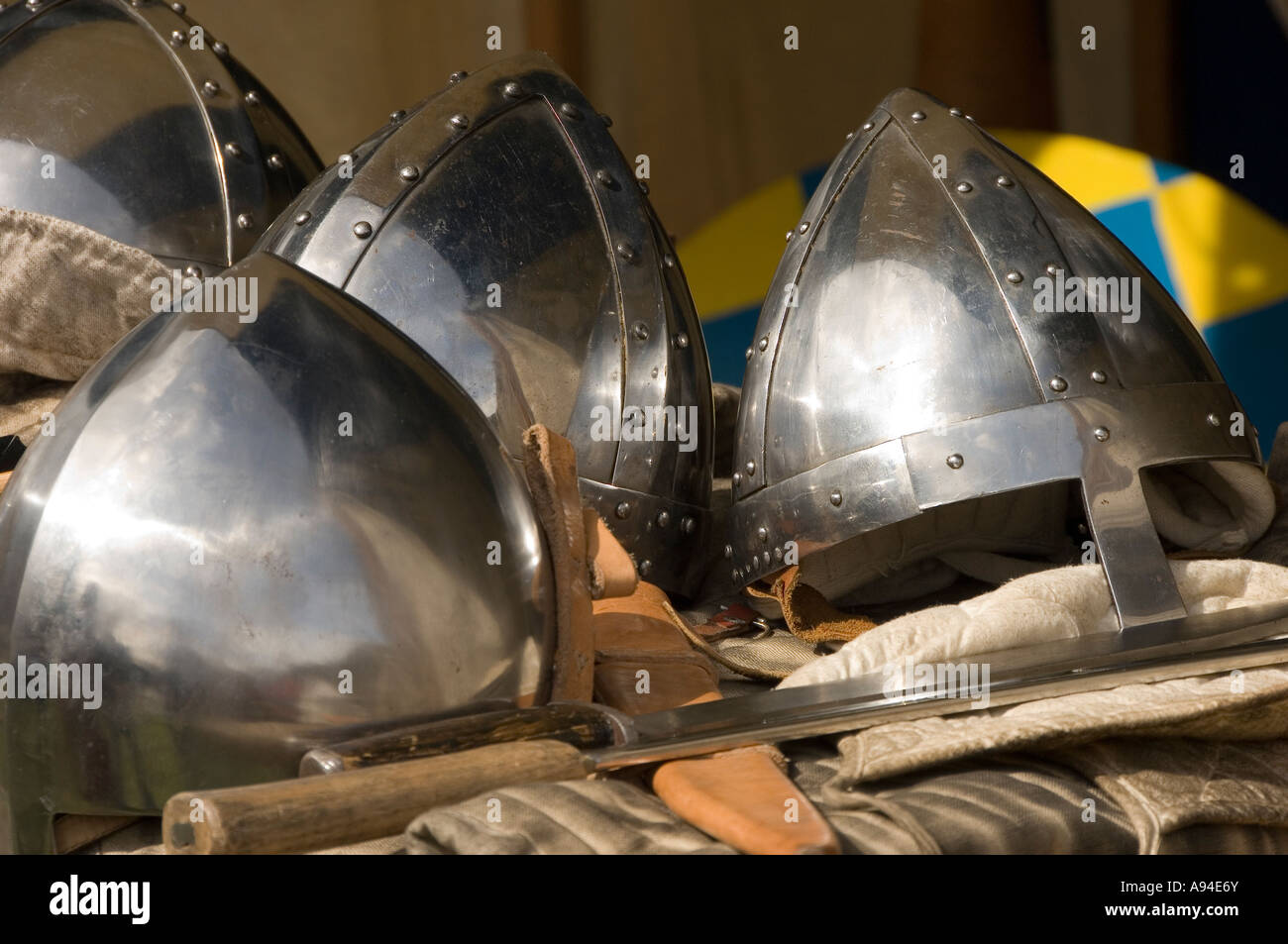 Primo piano di Replica casco medievale Inghilterra Regno Unito GB Gran Bretagna Foto Stock