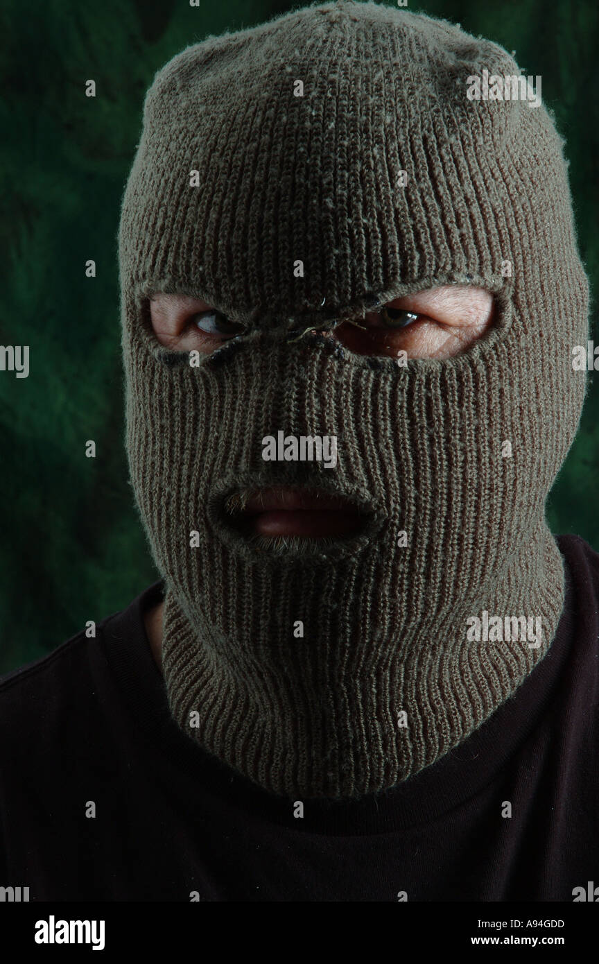 Scary uomo in passamontagna maschera da sci dsca 4194 Foto stock - Alamy