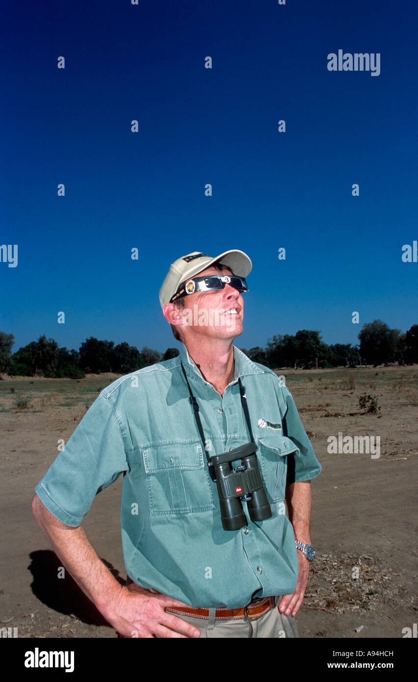 Lex Hes orologi il 2001 piena eclissi solare attraverso appositi occhiali da sole fiume Zambesi Zambia Foto Stock
