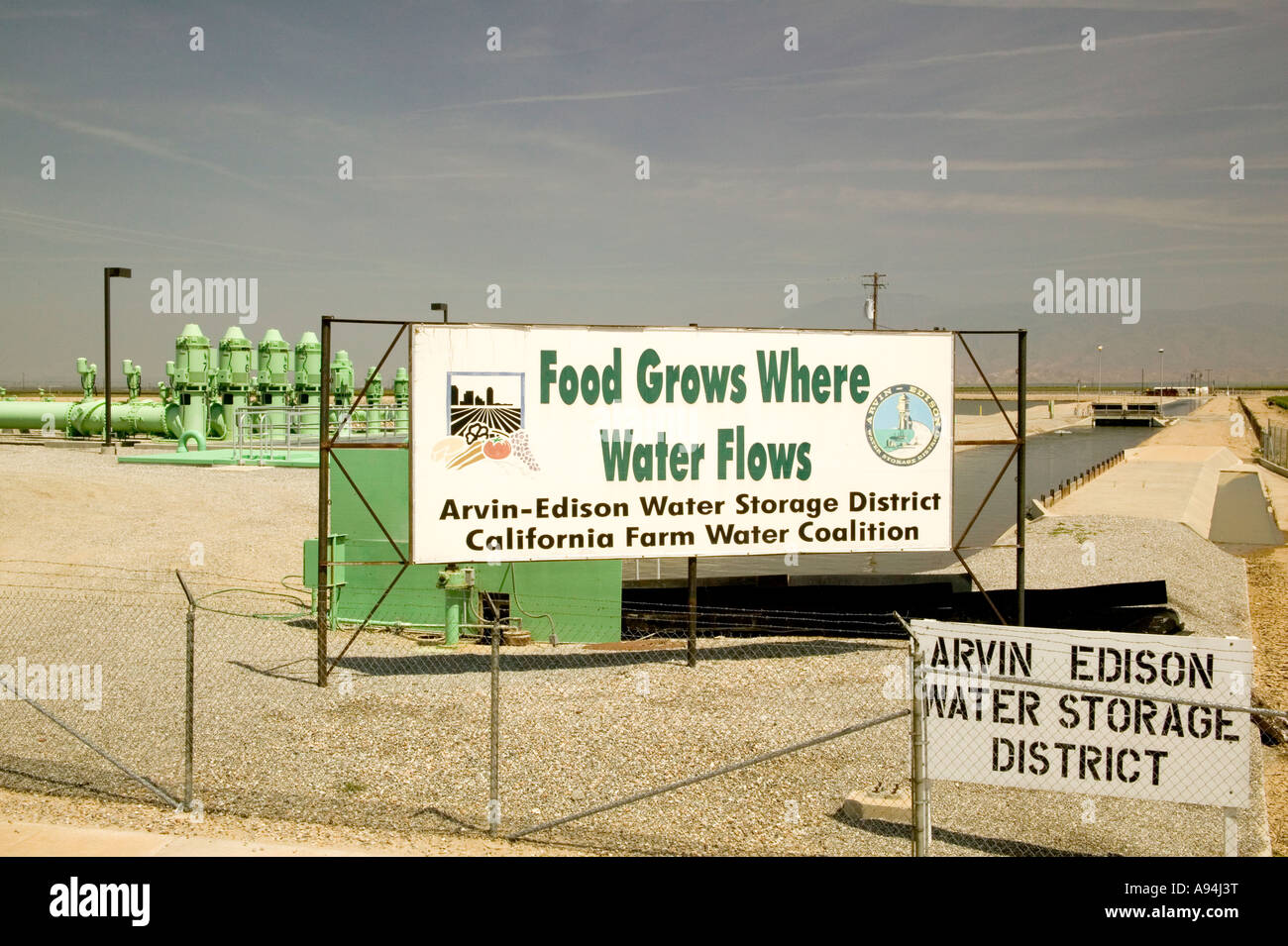 Irrigazione agricola stazione di pompaggio & canal, California Foto Stock