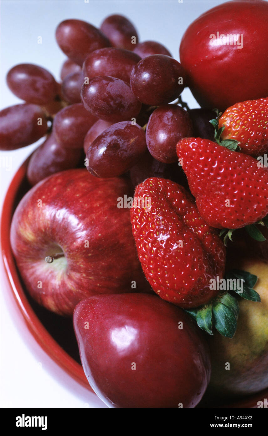 Frutta rossa ciotola rossa Foto Stock