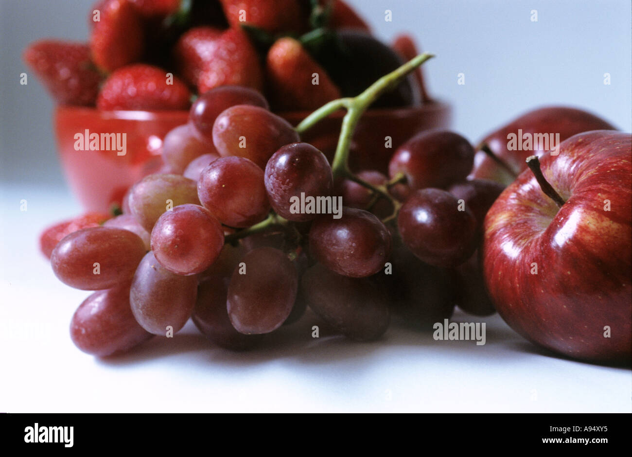 Frutta rossa ciotola rossa Foto Stock
