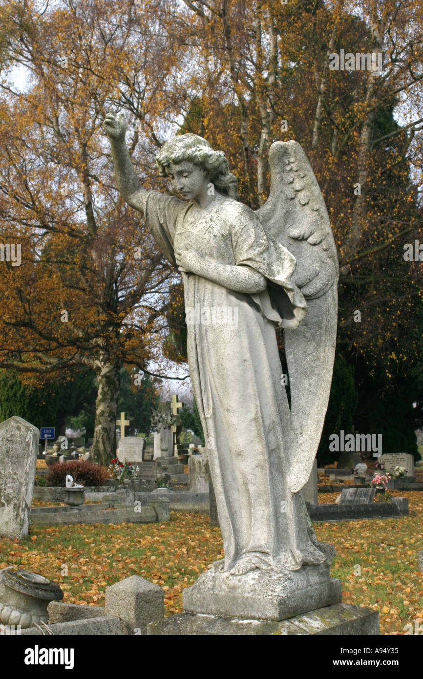 Stone angelo custode nel cimitero Foto Stock