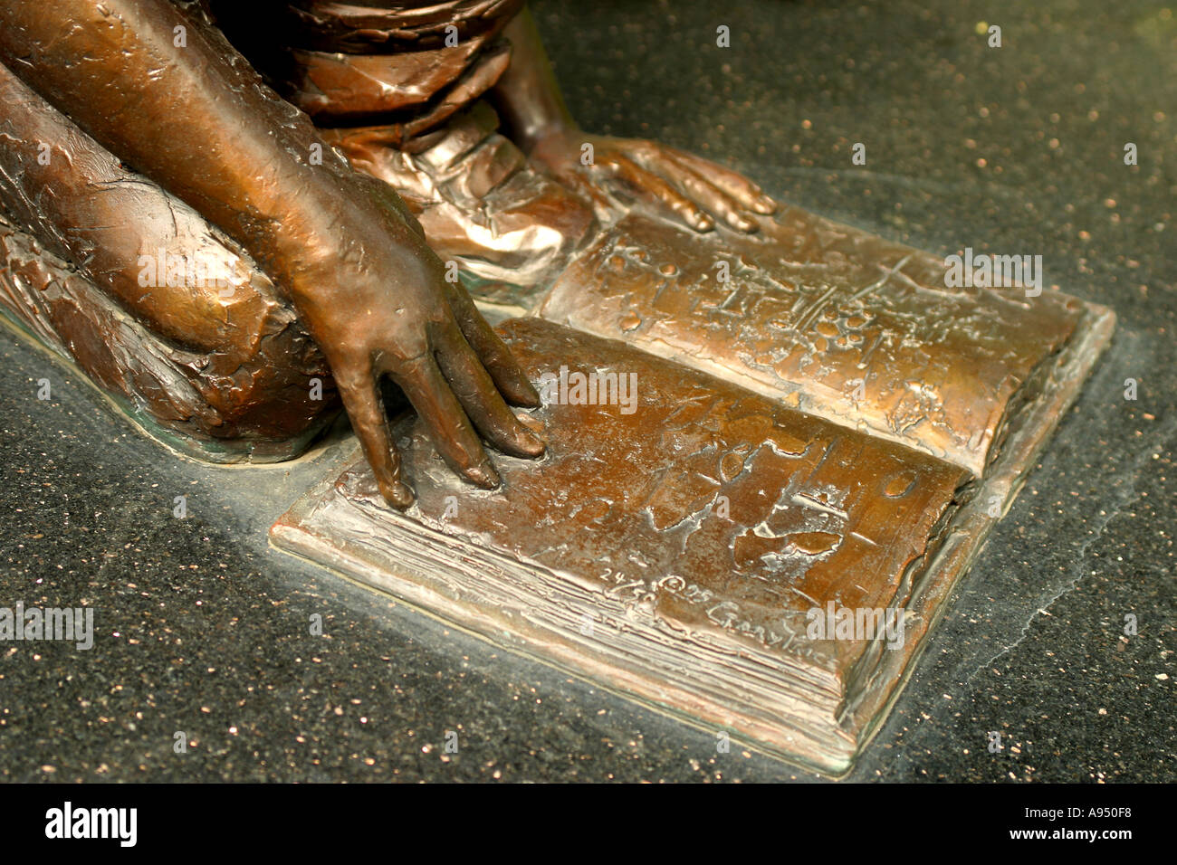 Lo stato di bronzo di hong kong library Foto Stock